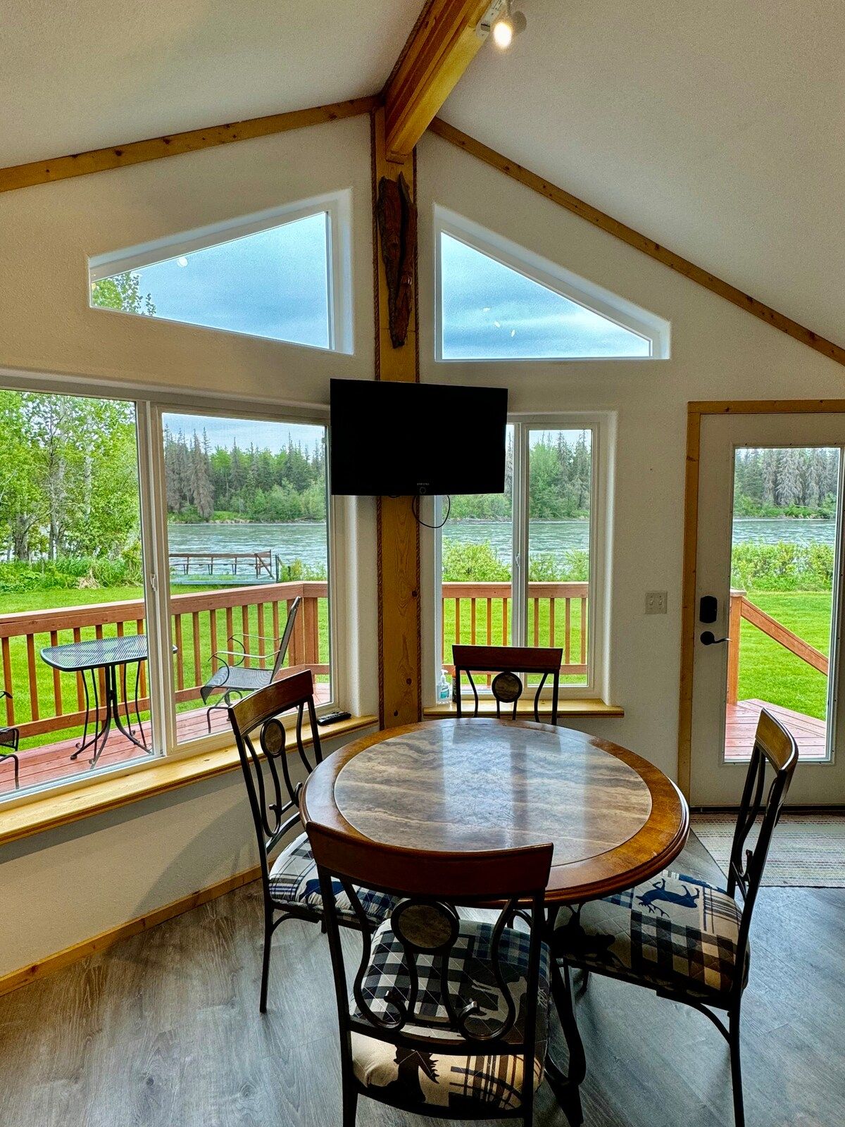 SLEEPS 4 -- KENAI RIVER VIEWS photo 1